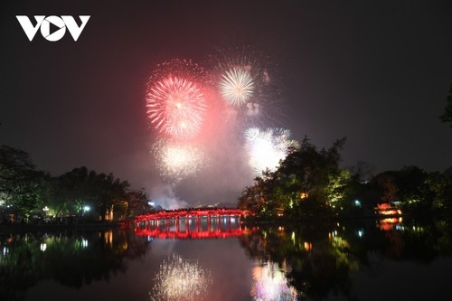 Mãn nhãn với loạt pháo hoa rực sáng tại Hồ Gươm đón chào năm mới - ảnh 4