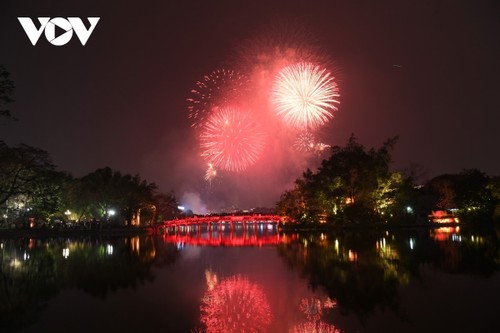 Mãn nhãn với loạt pháo hoa rực sáng tại Hồ Gươm đón chào năm mới - ảnh 5
