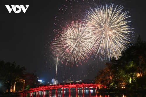 Mãn nhãn với loạt pháo hoa rực sáng tại Hồ Gươm đón chào năm mới - ảnh 6