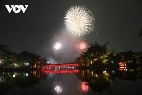 Mãn nhãn với loạt pháo hoa rực sáng tại Hồ Gươm đón chào năm mới - ảnh 7