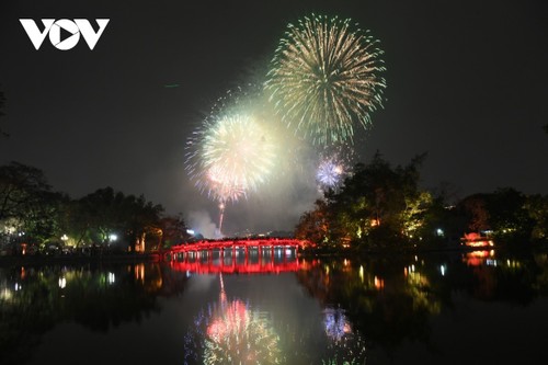 Mãn nhãn với loạt pháo hoa rực sáng tại Hồ Gươm đón chào năm mới - ảnh 8