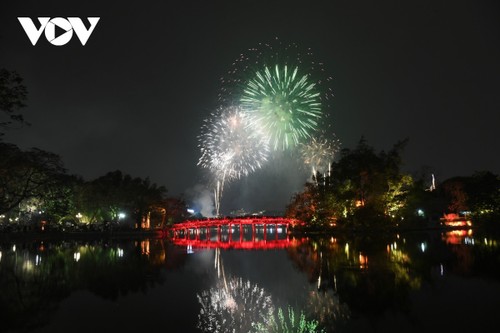 Mãn nhãn với loạt pháo hoa rực sáng tại Hồ Gươm đón chào năm mới - ảnh 9