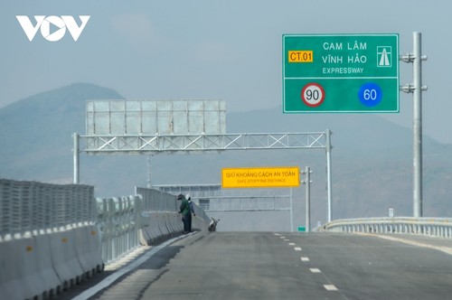 Cao tốc Cam Lâm - Vĩnh Hảo uốn lượn qua cánh đồng điện gió, điện mặt trời - ảnh 1