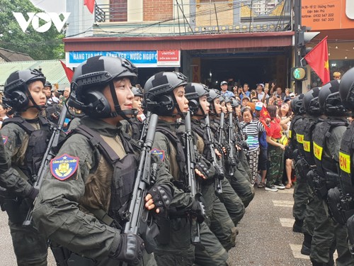 Hình ảnh các khối diễu binh, diễu hành trên đường phố Điện Biên Phủ - ảnh 12