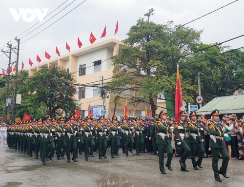 Hình ảnh các khối diễu binh, diễu hành trên đường phố Điện Biên Phủ - ảnh 14