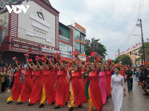 Hình ảnh các khối diễu binh, diễu hành trên đường phố Điện Biên Phủ - ảnh 16