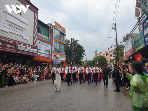 Hình ảnh các khối diễu binh, diễu hành trên đường phố Điện Biên Phủ - ảnh 17