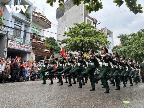 Hình ảnh các khối diễu binh, diễu hành trên đường phố Điện Biên Phủ - ảnh 18