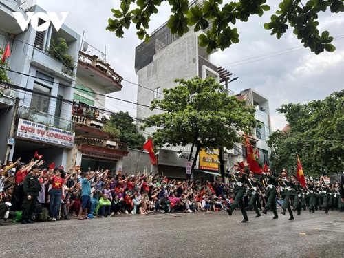 Hình ảnh các khối diễu binh, diễu hành trên đường phố Điện Biên Phủ - ảnh 1
