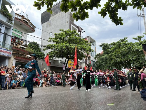 Hình ảnh các khối diễu binh, diễu hành trên đường phố Điện Biên Phủ - ảnh 21