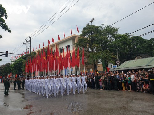 Hình ảnh các khối diễu binh, diễu hành trên đường phố Điện Biên Phủ - ảnh 2