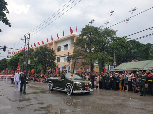 Hình ảnh các khối diễu binh, diễu hành trên đường phố Điện Biên Phủ - ảnh 3