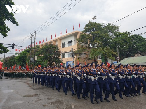 Hình ảnh các khối diễu binh, diễu hành trên đường phố Điện Biên Phủ - ảnh 5