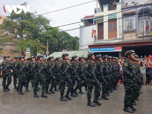 Hình ảnh các khối diễu binh, diễu hành trên đường phố Điện Biên Phủ - ảnh 7