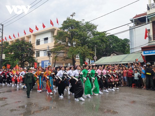 Hình ảnh các khối diễu binh, diễu hành trên đường phố Điện Biên Phủ - ảnh 8