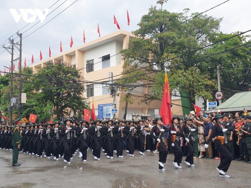 Hình ảnh các khối diễu binh, diễu hành trên đường phố Điện Biên Phủ - ảnh 9