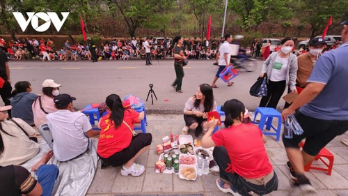 Hàng vạn người dân háo hức chờ xem diễu binh trên đường phố Điện Biên Phủ - ảnh 9