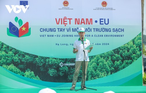 Đại sứ các nước cùng dọn rác trên bãi biển Hạ Long trong Ngày Việt Nam – EU - ảnh 1