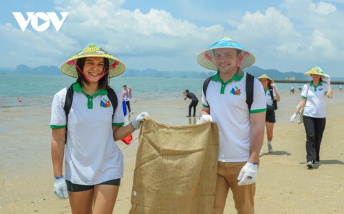Đại sứ các nước cùng dọn rác trên bãi biển Hạ Long trong Ngày Việt Nam – EU - ảnh 9