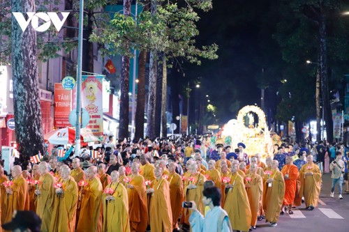 Hàng ngàn tăng, ni, phật tử TP.HCM diễu hành rước kiệu Đức Phật đản sanh - ảnh 1