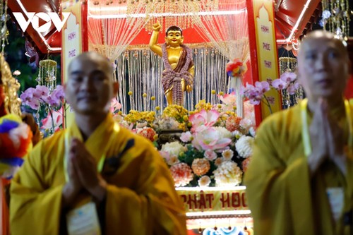 Hàng ngàn tăng, ni, phật tử TP.HCM diễu hành rước kiệu Đức Phật đản sanh - ảnh 5