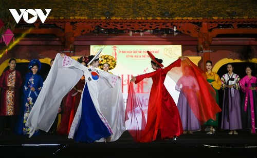 Trình diễn Áo dài Việt Nam - Hanbok Hàn Quốc bên bờ sông Hương - ảnh 13