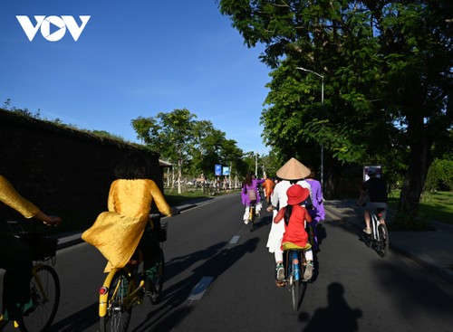 Thiếu nữ Huế mặc áo dài xuống phố đạp xe vì môi trường - ảnh 4