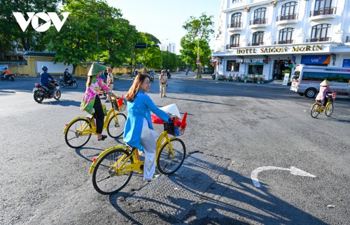 Thiếu nữ Huế mặc áo dài xuống phố đạp xe vì môi trường - ảnh 6