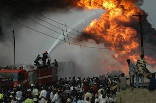 30 dead in Nigeria as oil tankers catch fire - ảnh 1