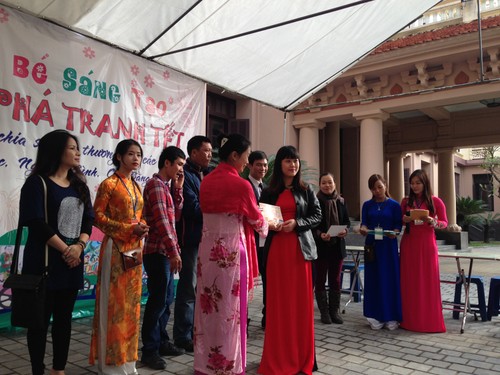 Program “Explore and create Tet paintings with children” - ảnh 4