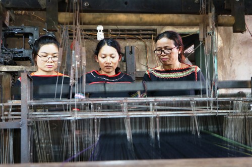 H’Yam Bkrong devoted to preserving the traditional brocade weaving of the Ede people - ảnh 1
