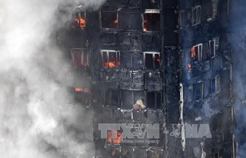 65 missing or feared dead in London fire - ảnh 1