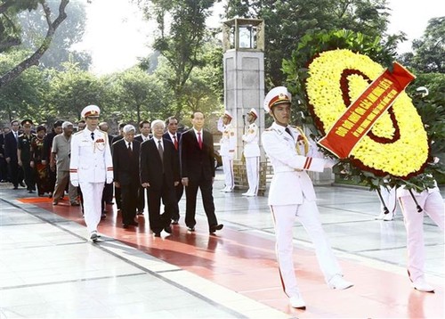 Top leaders pay tribute to national icon, martyrs on National Day - ảnh 1