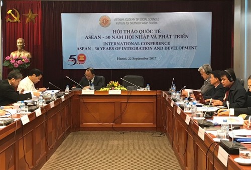ASEAN looks towards peaceful, prosperous community - ảnh 1