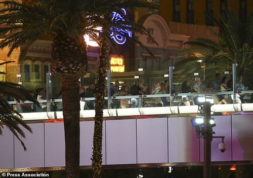 At least 50 killed in Las Vegas shooting - ảnh 1