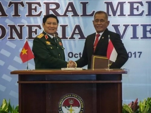 Vietnam, Indonesia sign declaration on defense cooperation joint vision - ảnh 1