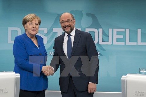 Merkel's CDU agrees to pursue grand coalition in Germany - ảnh 1