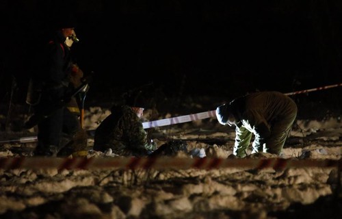 Russia Saratov crash: Investigators comb crash site near Moscow - ảnh 1