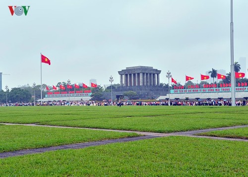 People pay tribute to President Ho Chi Minh on Reunification Day - ảnh 1