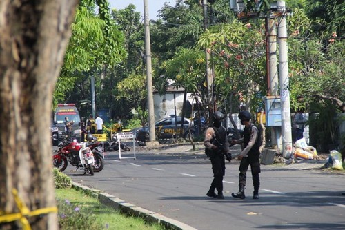 Bomb explosion hits police station in East Java, Indonesia - ảnh 1