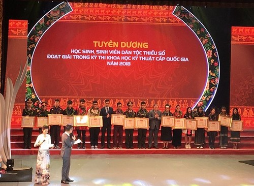 Outstanding ethnic students honored - ảnh 1