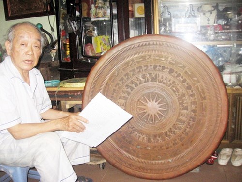 Artisan Nguyen Ngoc Trong, a golden hand in metal inlaying craft - ảnh 1