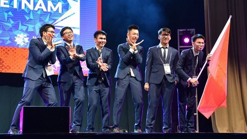 Vietnam wins 2 gold, 4 silver medals at Int’l Maths Olympiad 2019 - ảnh 1