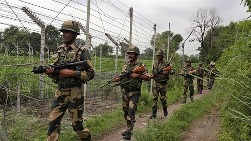 Cross-border fire kills 3 Pakistani, 5 Indian soldiers in Kashmir - ảnh 1