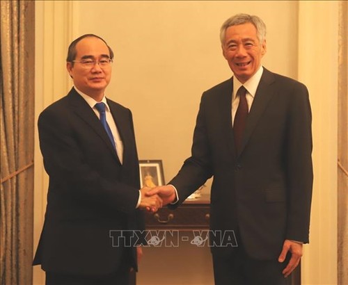Singaporean PM hopes to boost cooperation with HCM City - ảnh 1
