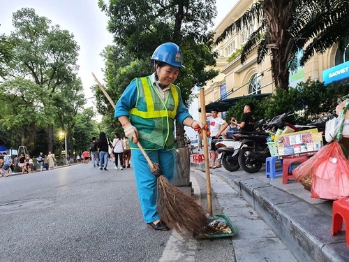 Hanoi’s female worker dedicated to keeping capital city clean  - ảnh 1
