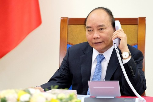 PM Nguyen Xuan Phuc discusses COVID-19 fight with Chinese counterpart - ảnh 1
