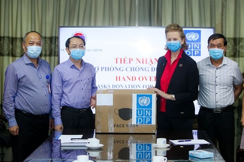 UNDP provides surgical masks to Vietnam  - ảnh 1