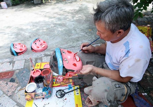 Traditional toy making village bustling as Mid-Autumn Festival nears - ảnh 2