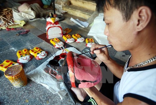 Traditional toy making village bustling as Mid-Autumn Festival nears - ảnh 5